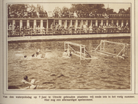 870074 Afbeelding van wedstrijden tijdens de 'waterpolodag' in het zwembad van de Utrechtsche Open Zwem- en ...
